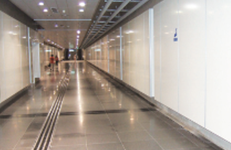 地下鉄通路で採用されている写真