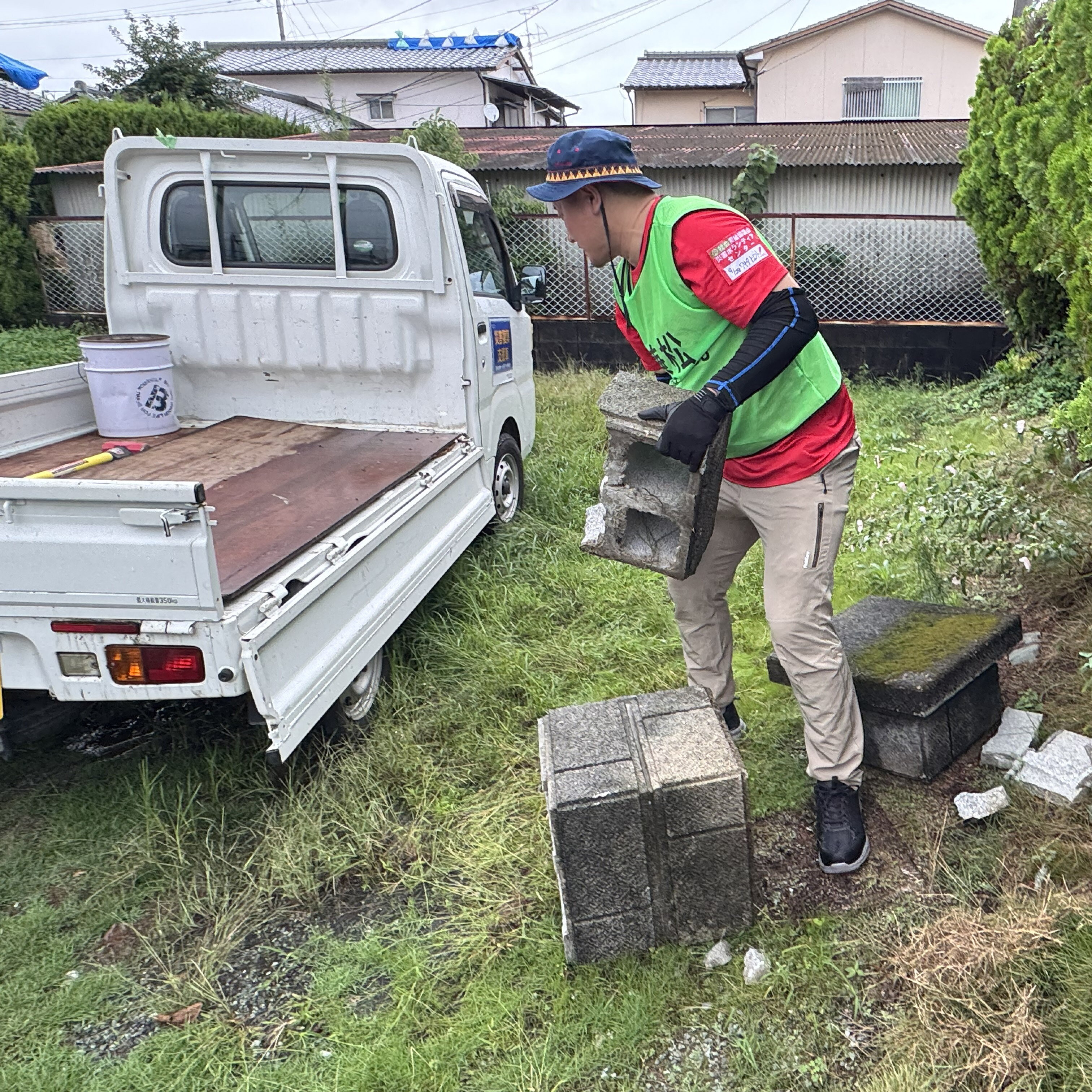 Removing a collapsed cinder block wall(Uto)
